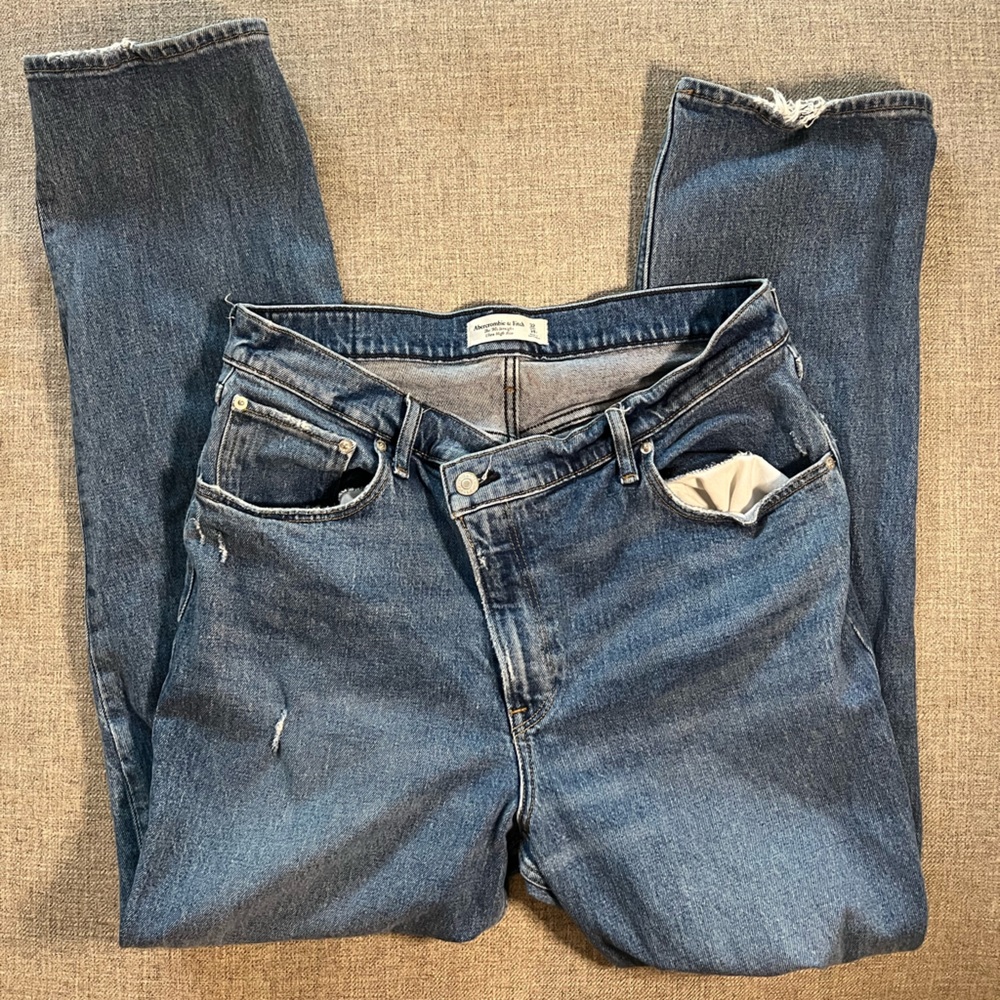 A&F 90’s Straight Ultra High Rise sz 32